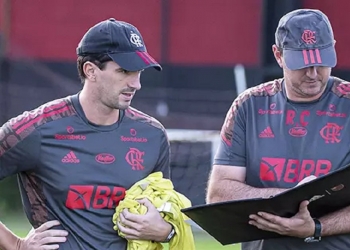 Clube da Série A entra em contato com a diretoria do Flamengo interessado na contratação de lateral-esquerdo de Rogério Ceni