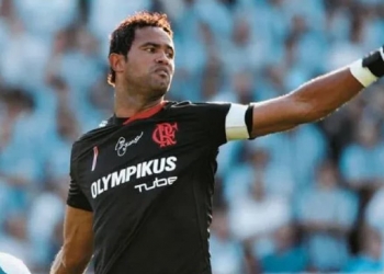 Goleiro Bruno tenta entrar no CT Ninho do Urubu, é barrado por estar sem máscara e torcedores ficam indignados