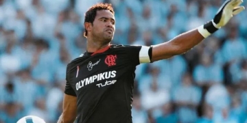 Goleiro Bruno tenta entrar no CT Ninho do Urubu, é barrado por estar sem máscara e torcedores ficam indignados