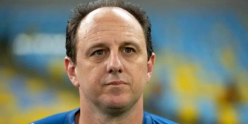 Time convoca mais um titular do Flamengo às pressas neste domingo (30) e aumenta os desfalques de Rogério Ceni