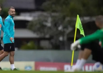 ‘Risadinha debochada’ de jogadores do Flamengo contra Weverton durante treino da Seleção Brasileira vira piada entre torcedores