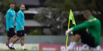 ‘Risadinha debochada’ de jogadores do Flamengo contra Weverton durante treino da Seleção Brasileira vira piada entre torcedores