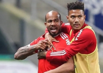 Dirigente do Internacional zomba do Flamengo após interesse na contratação de Patrick: ‘Vai nos mandar Arrascaeta, Pedro, Arão e os árbitros?’