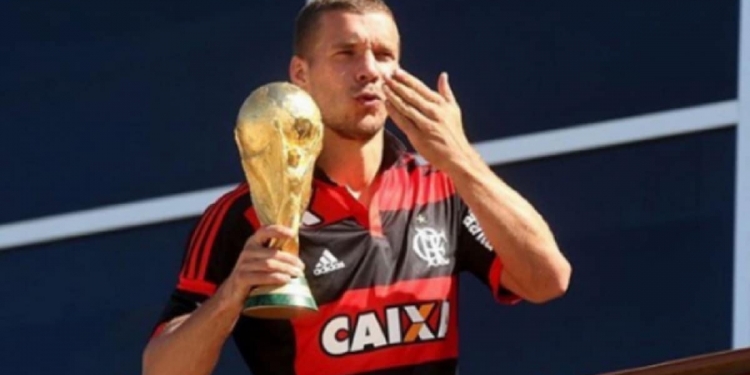 Lukas Podolski no Flamengo? Atacante alemão está livre no mercado e empolga Nação Rubro-Negra
