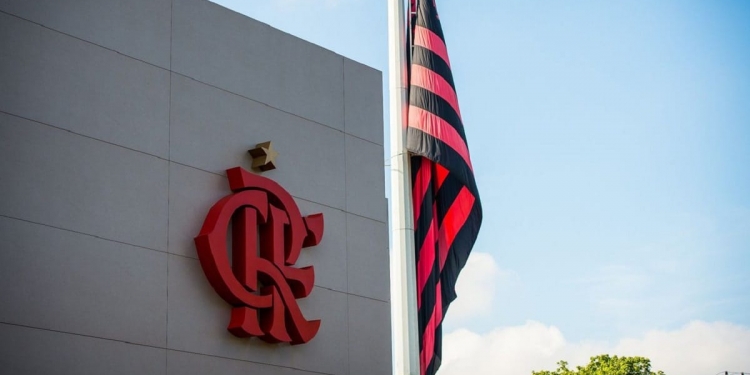 Flamengo anuncia contratação de meio-campista como reforço para a temporada de 2021