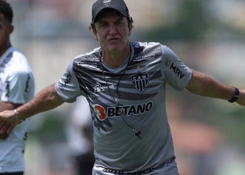 Cuca zomba Flamengo após pedido de adiamento por convocações: ‘O grupo do Atlético-MG é nivelado’