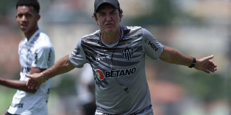 Cuca zomba Flamengo após pedido de adiamento por convocações: ‘O grupo do Atlético-MG é nivelado’