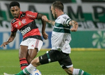 Vitinho é detonado pela torcida do Flamengo após vitória contra o Coritiba; desempenho é duramente criticado