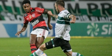 Vitinho é detonado pela torcida do Flamengo após vitória contra o Coritiba; desempenho é duramente criticado