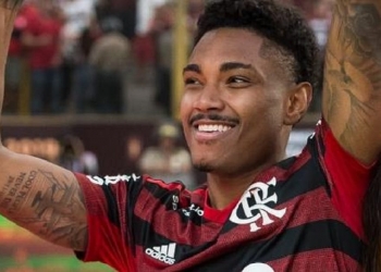 Chega ao fim novela entre Flamengo e clube árabe pela venda de Vitinho; milhões de dólares foram postos sobre a mesa da diretoria