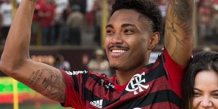 Chega ao fim novela entre Flamengo e clube árabe pela venda de Vitinho; milhões de dólares foram postos sobre a mesa da diretoria