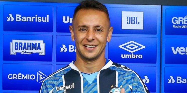 De volta ao Flamengo? Rafinha fica livre no mercado da bola após três meses de passagem pelo Grêmio