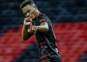 Al Nasr chega a acordo com Rodrigo Muniz pela venda junto ao Flamengo com salários de R$ 23 milhões