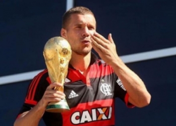 E o Flamengo? Torcedor rubro-negro assumido, Lukas Podolski entra na mira de rival da Série A do Brasileirão