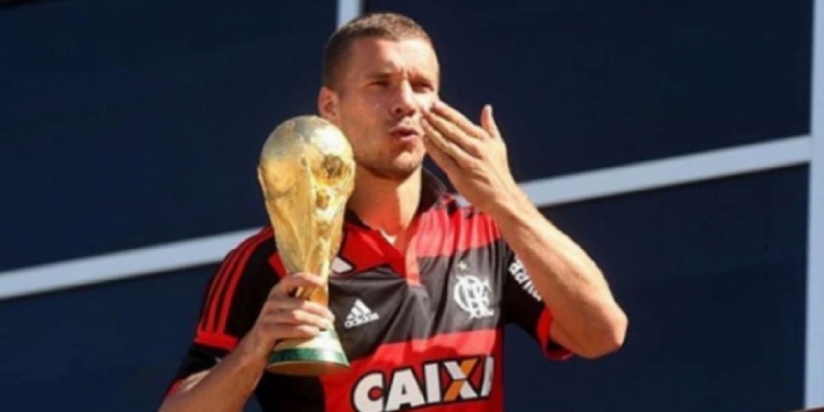 E o Flamengo? Torcedor rubro-negro assumido, Lukas Podolski entra na mira de rival da Série A do Brasileirão