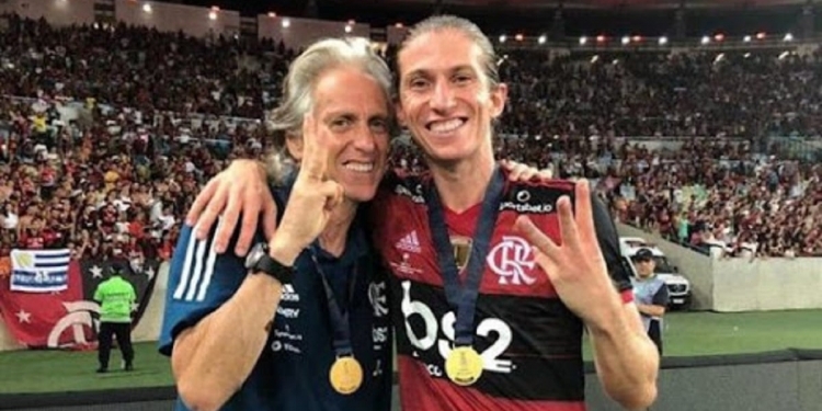 Filipe Luís quer pendurar as chuteiras e se tornar técnico do Flamengo; Rogério Ceni segue ameaçado em seu cargo