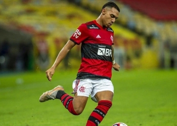 Flamengo é condenado pela Conmebol após Matheuzinho quebrar placa de publicidade em jogo da Libertadores