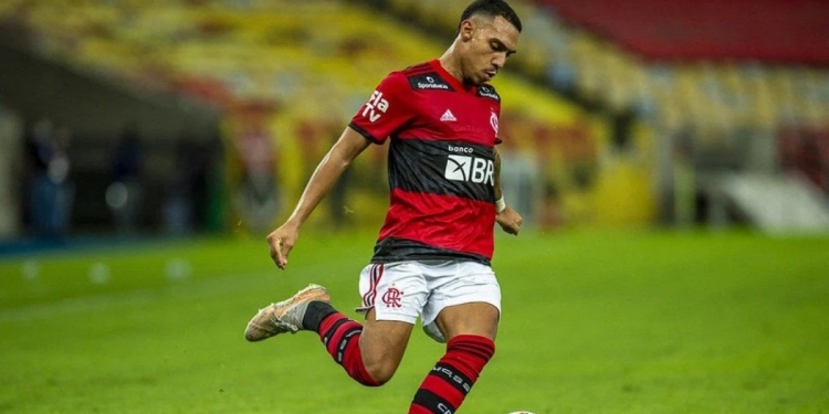 Flamengo é condenado pela Conmebol após Matheuzinho quebrar placa de publicidade em jogo da Libertadores