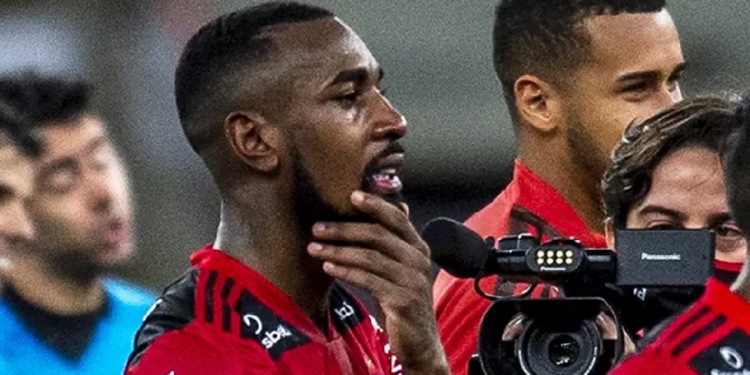 Jogadores do Flamengo assumem insatisfação com a venda de Gerson e pressão para a demissão de Rogério Ceni aumenta