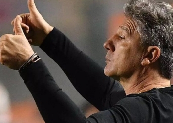 Renato Gaúcho aceita reduzir salários para ser contratado pelo Flamengo e pressão contra Rogério Ceni se torna ainda maior