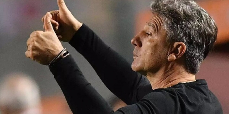 Renato Gaúcho aceita reduzir salários para ser contratado pelo Flamengo e pressão contra Rogério Ceni se torna ainda maior