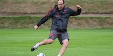 Rogério Ceni reaparece de surpresa no CT Ninho do Urubu mesmo após ser demitido na madrugada; o que ele foi fazer?
