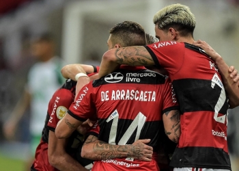 Arrascaeta dá bronca em zagueiros do Flamengo durante a vitória sobre a Chapecoense; transmissão da TV flagrou o momento