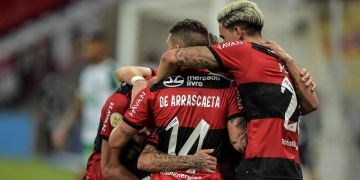 Arrascaeta dá bronca em zagueiros do Flamengo durante a vitória sobre a Chapecoense; transmissão da TV flagrou o momento