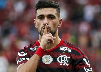 Mais um? Arrascaeta abre o jogo e fala sobre transferência para a Europa: ‘Estamos conversando com o clube’