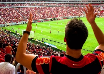 Flamengo firma parceria com o DF para o retorno de torcedores nos estádios; próximo jogo da Libertadores será com público