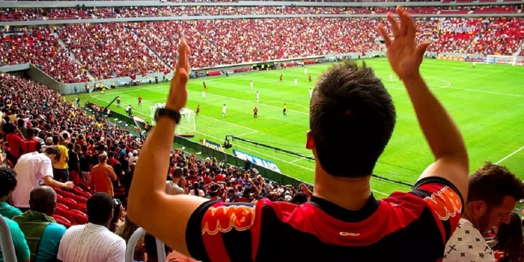 Flamengo firma parceria com o DF para o retorno de torcedores nos estádios; próximo jogo da Libertadores será com público