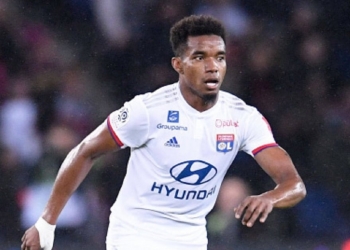 Malas prontas: Thiago Mendes embarca com a família ao Brasil e torcedores do Flamengo ficam apreensivos pela assinatura de contrato