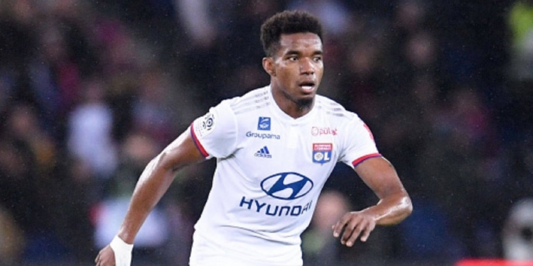 Malas prontas: Thiago Mendes embarca com a família ao Brasil e torcedores do Flamengo ficam apreensivos pela assinatura de contrato