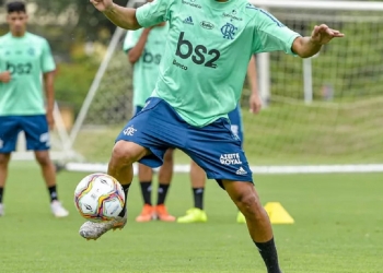 Time líder do Campeonato Brasileiro abre conversas com o Flamengo para a contratação de atacante
