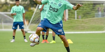 Time líder do Campeonato Brasileiro abre conversas com o Flamengo para a contratação de atacante