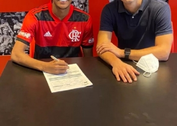 Flamengo anuncia contratação de meio-campista com validade até 2023; negócio gira ao redor dos R$ 300 milhões
