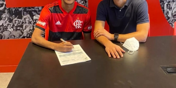 Flamengo anuncia contratação de meio-campista com validade até 2023; negócio gira ao redor dos R$ 300 milhões
