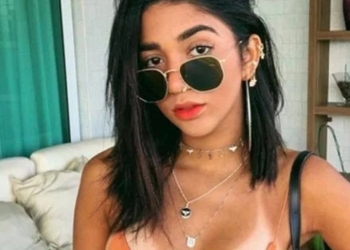 Irmã de Gabigol sensualiza de shortinho e top branco rendado sobre a cama e leva torcida do Flamengo à loucura