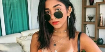 Irmã de Gabigol sensualiza de shortinho e top branco rendado sobre a cama e leva torcida do Flamengo à loucura