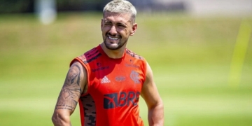 Com novos reforços europeus, Flamengo marca reunião para decidir o futuro de Arrascaeta de uma vez por todas