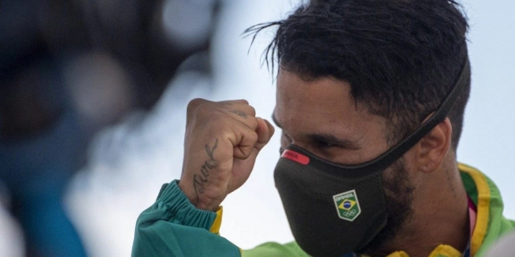 Flamengo enaltece ouro olímpico de Ítalo Ferreira no surfe; Gabigol também se manifesta