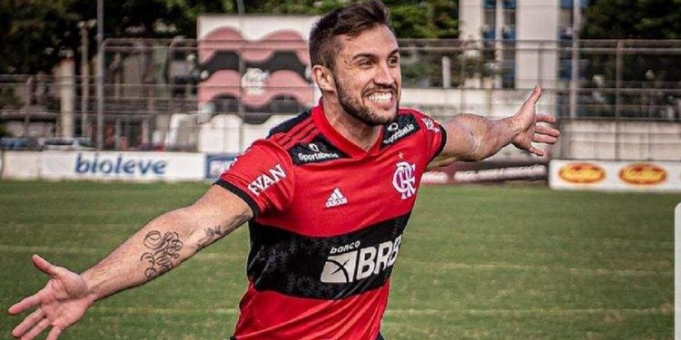 Ex-BBB Arthur Picoli é anunciado como novo jogador do Flamengo