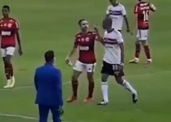 Reinaldo rompe o silêncio e explica o porquê da briga com Diego Ribas durante a goleada aplicada pelo Flamengo