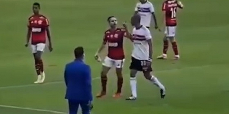 Reinaldo rompe o silêncio e explica o porquê da briga com Diego Ribas durante a goleada aplicada pelo Flamengo