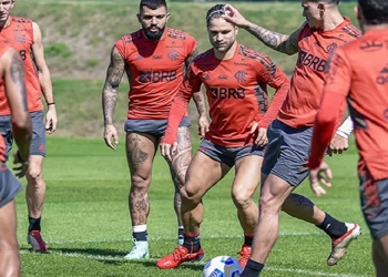 Dois jogadores se ausentam do treinamento do Flamengo pelo encaminhamento de transferência ao exterior