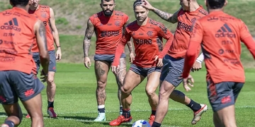 Dois jogadores se ausentam do treinamento do Flamengo pelo encaminhamento de transferência ao exterior