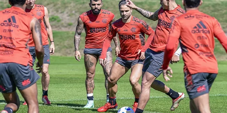Dois jogadores se ausentam do treinamento do Flamengo pelo encaminhamento de transferência ao exterior