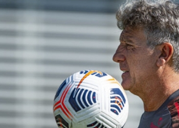 Defensor do Flamengo sofre lesão de última hora e preocupa o técnico Renato Gaúcho