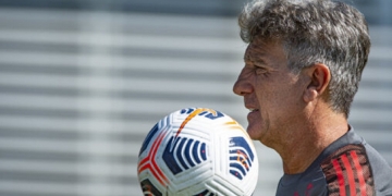 Defensor do Flamengo sofre lesão de última hora e preocupa o técnico Renato Gaúcho