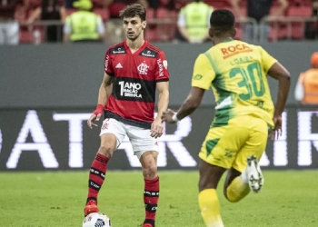 Rodrigo Caio é diagnosticado, novamente, com problema muscular, e desfalca o Flamengo contra o Corinthians